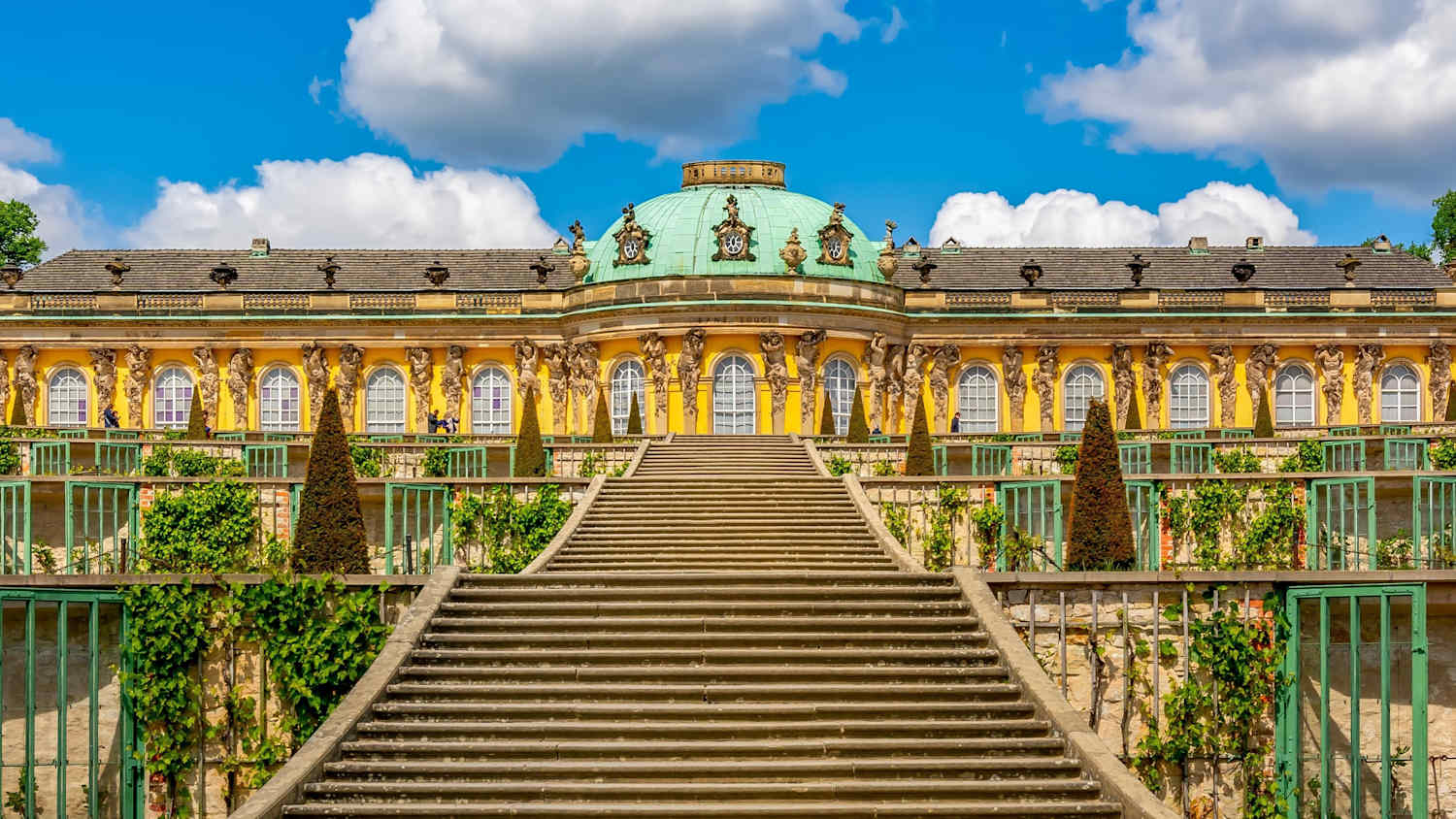 Treppen führen zu Schloss Sanssouci in Potsdam