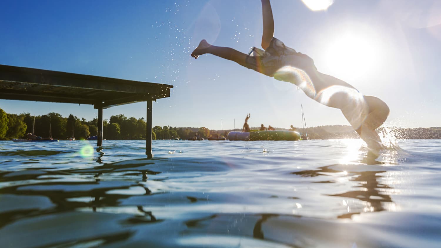 Ein Junge macht einen Köpfer in den Chiemsee