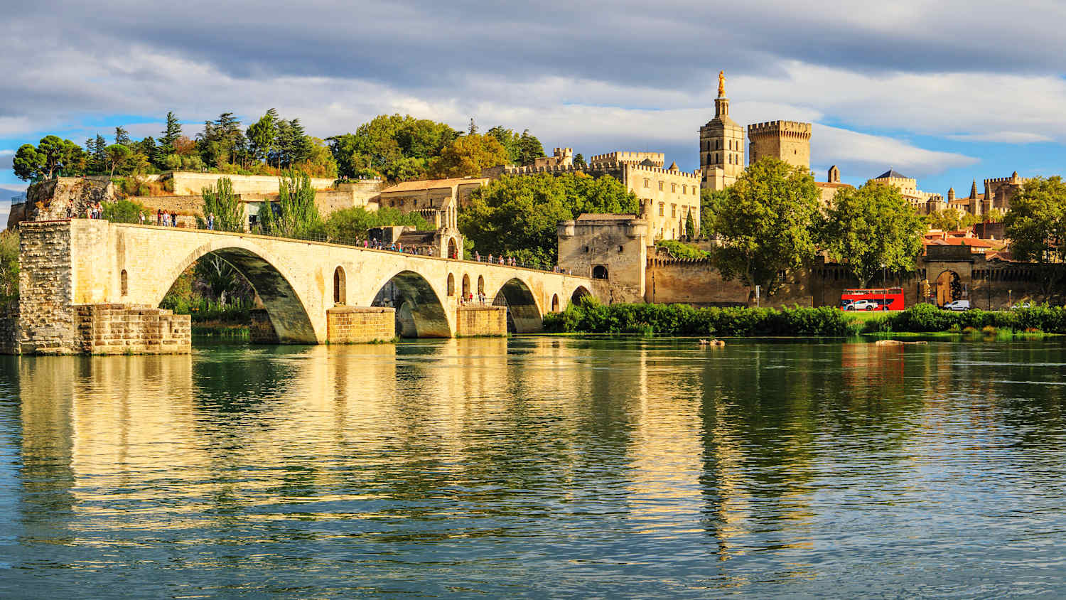 Die Brücke von Avignon von der Rhone aus fotografiert