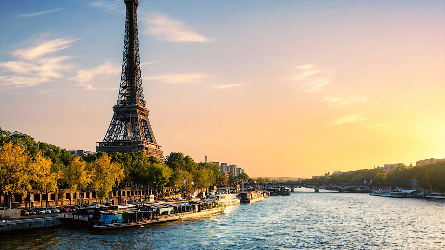 Der Eiffelturm in Paris von der Seine aus fotografiert