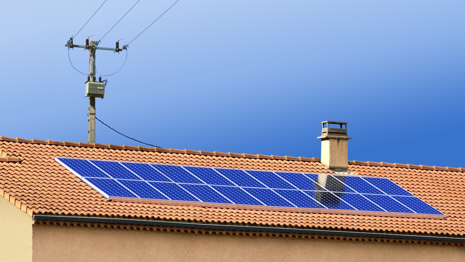 Solarpanele auf dem Dach eines Einfamilienhauses