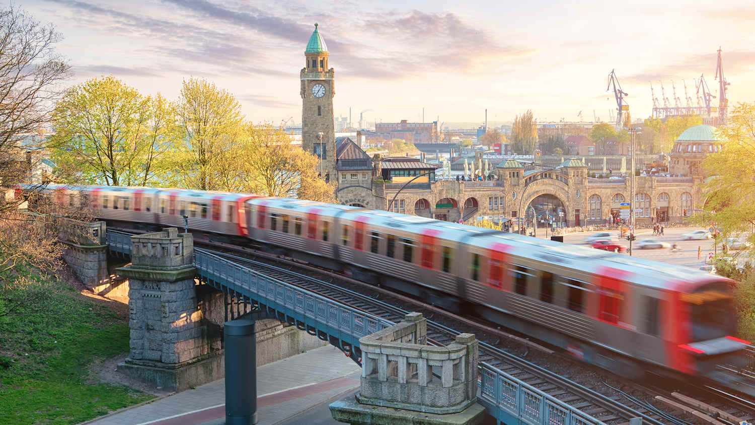 Eine S-Bahn fährt in Hamburg richtung Landungsbrücken