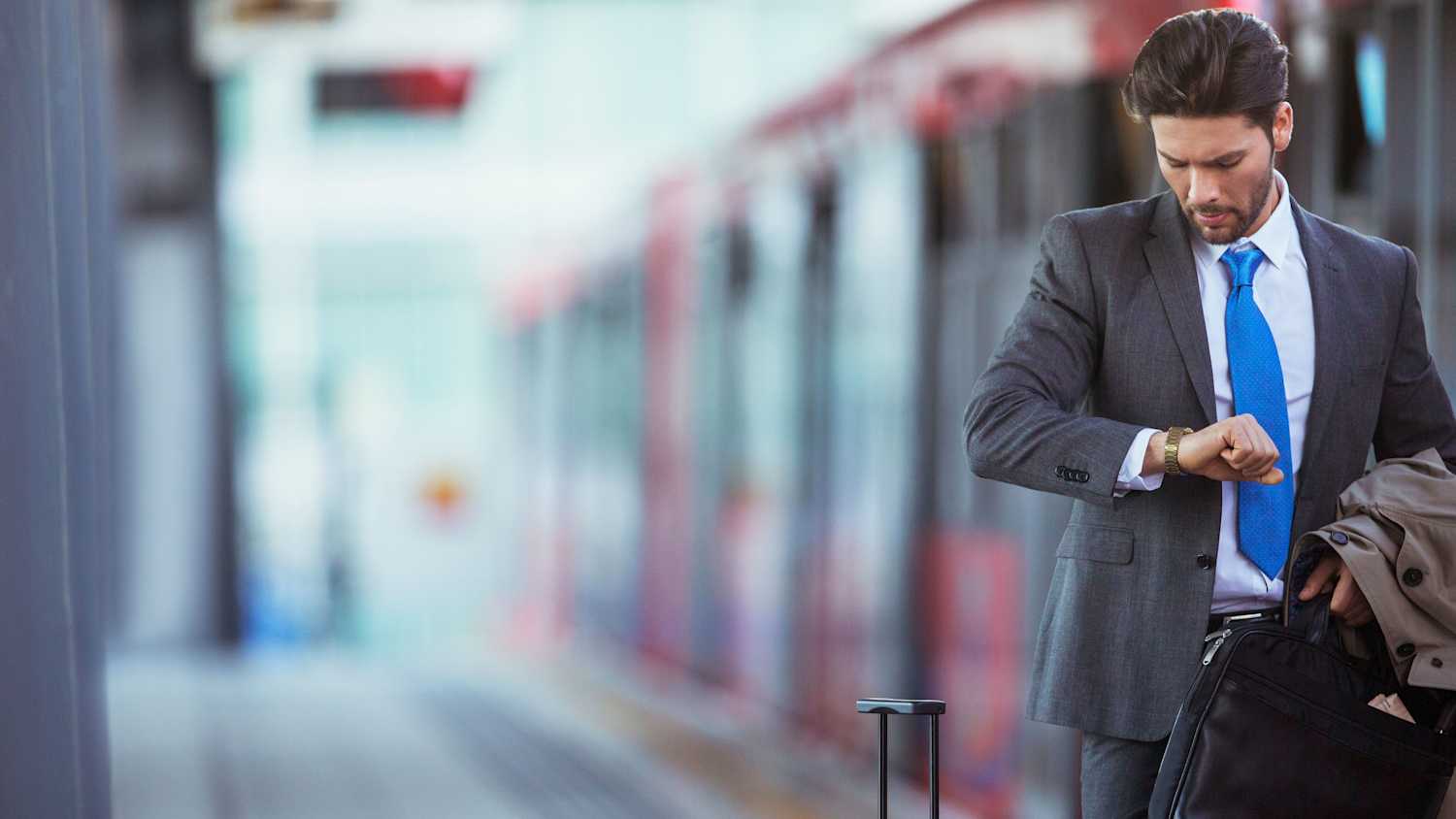 Ein Mann wartet auf eine Verspätete Bahn