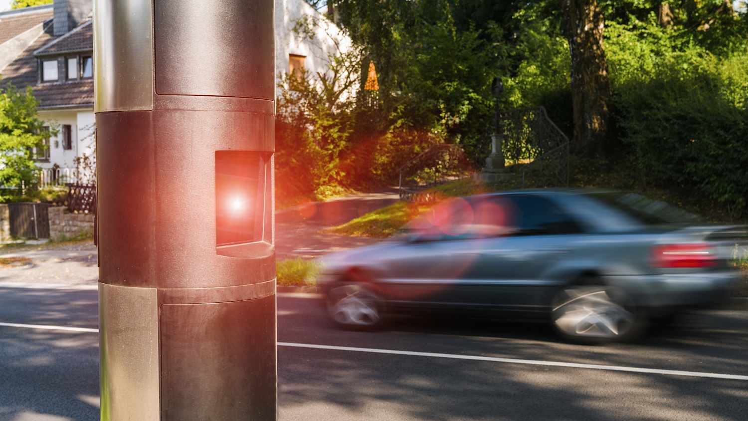 Ein zu schnell fahrendes Auto wird geblitzt