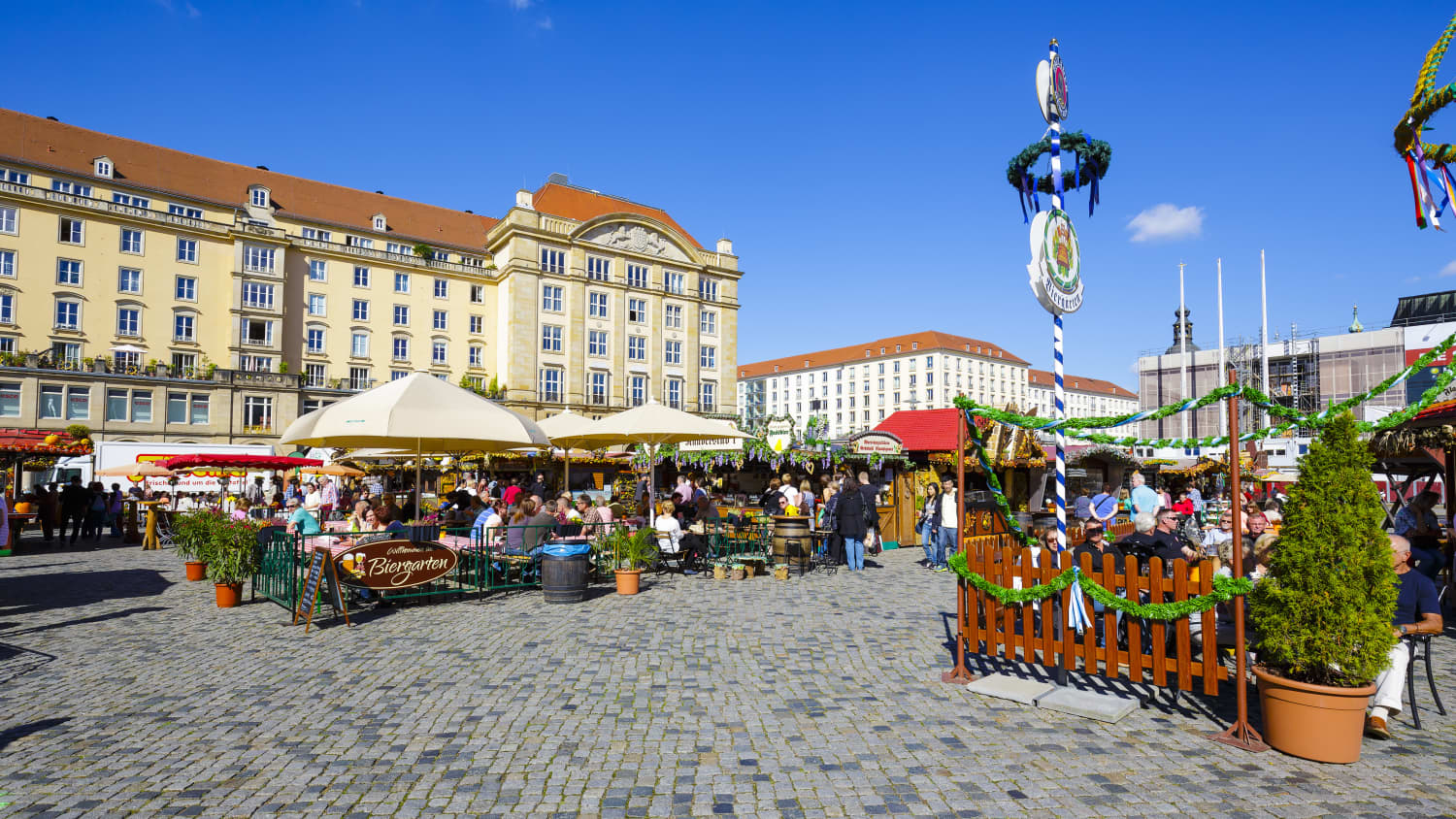 Buntes Treiben auf dem Altmarkt in Dresden