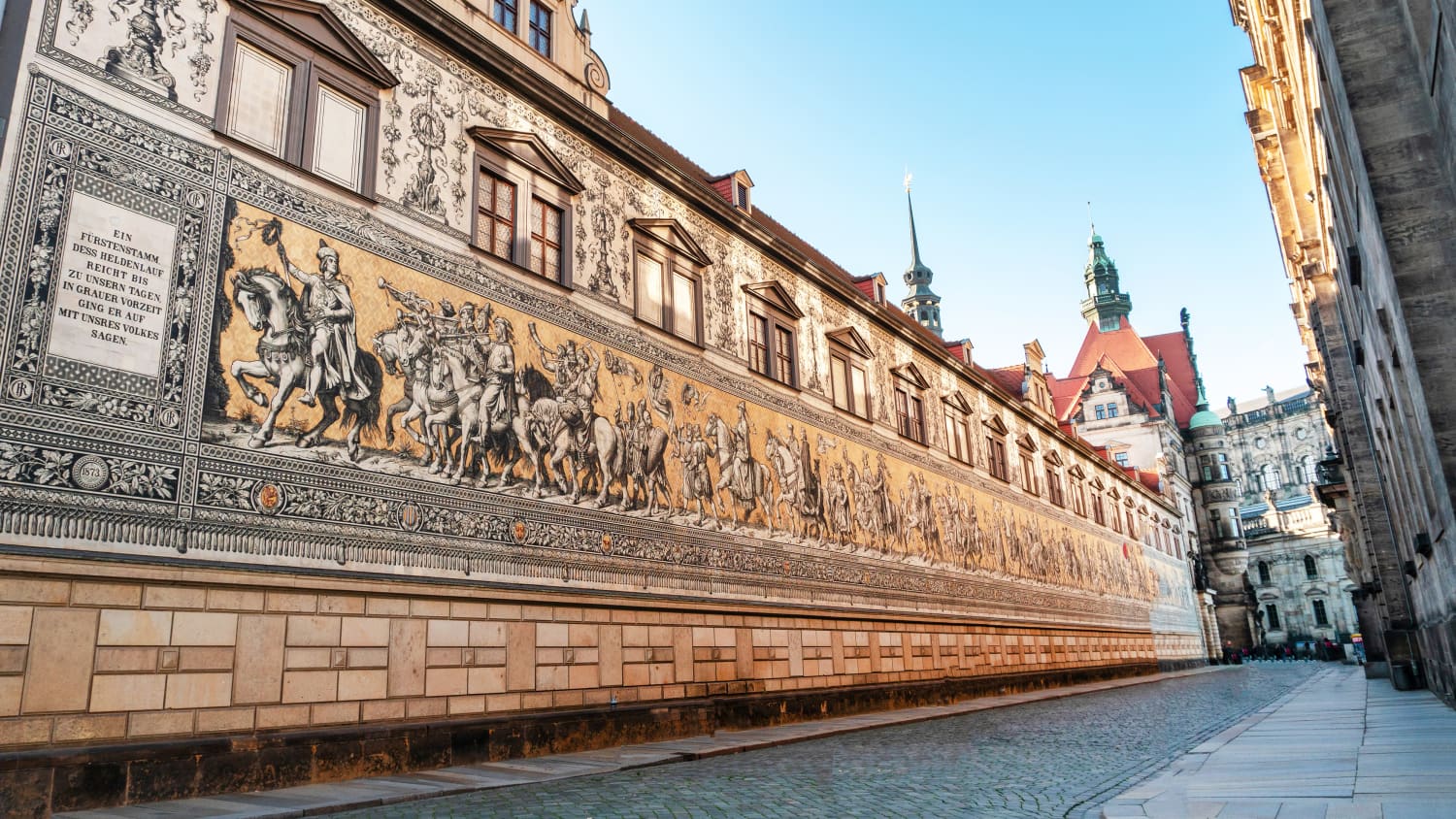 Der fürstenzug in Dresden ist bekannt als das größte Porzelanwerk der Welt