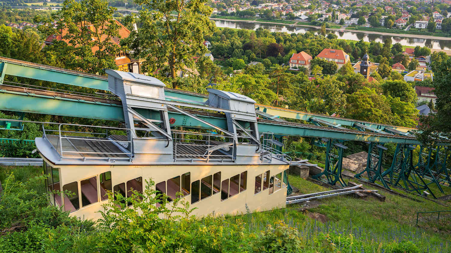 Blick auf die Schwebebahn in Dresden