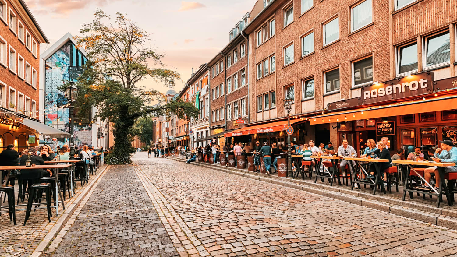 Blick in die Altstadt von Düsseldorf mit ihren zahlreichen Kneipen