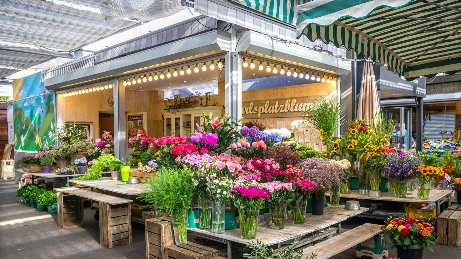 Ein Blumenstand am auf dem Mark am Carlsplatz in Düsseldorf