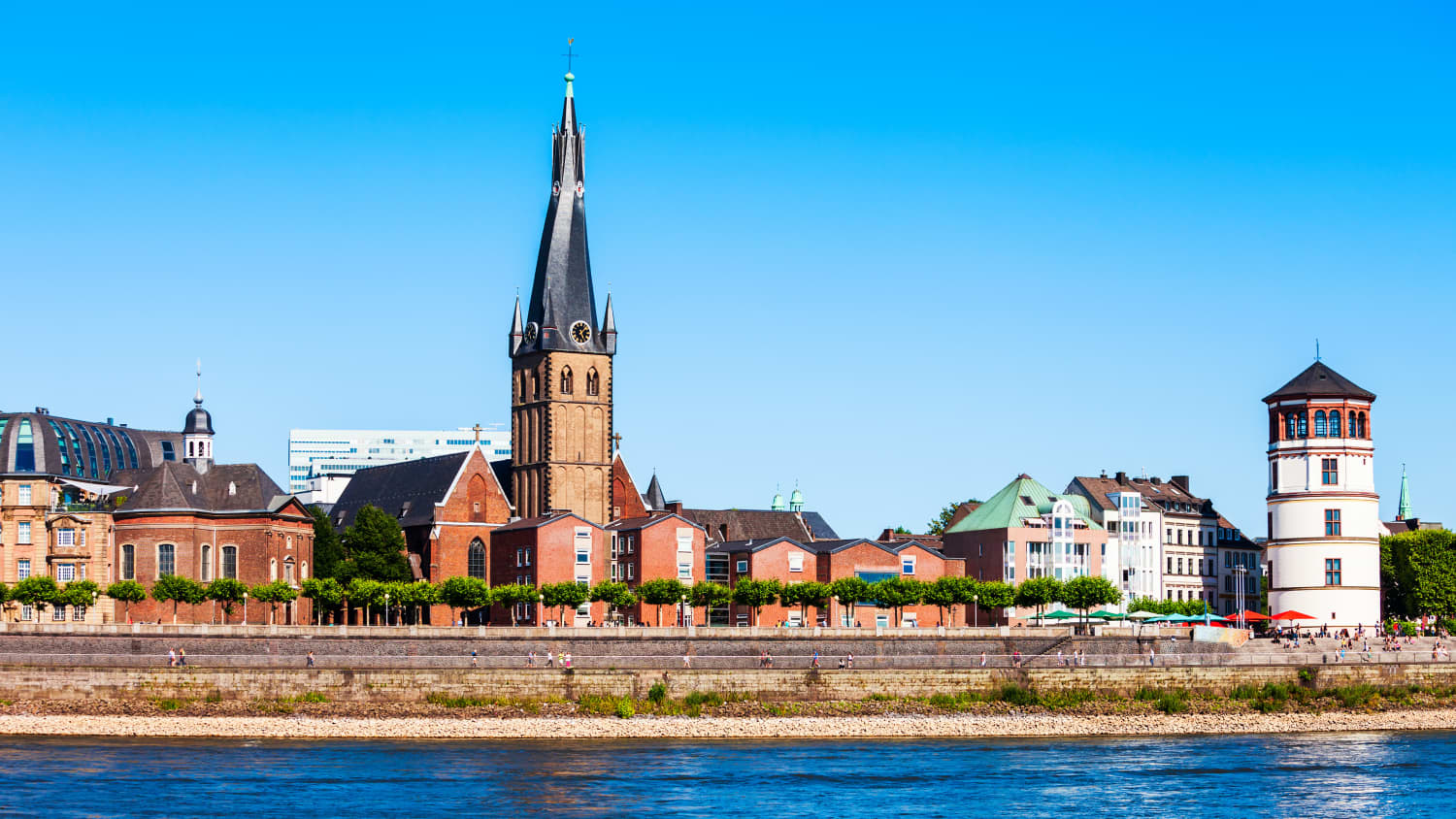 Blick vom Rhein auf die Lambertus Kirche in Düsseldorf