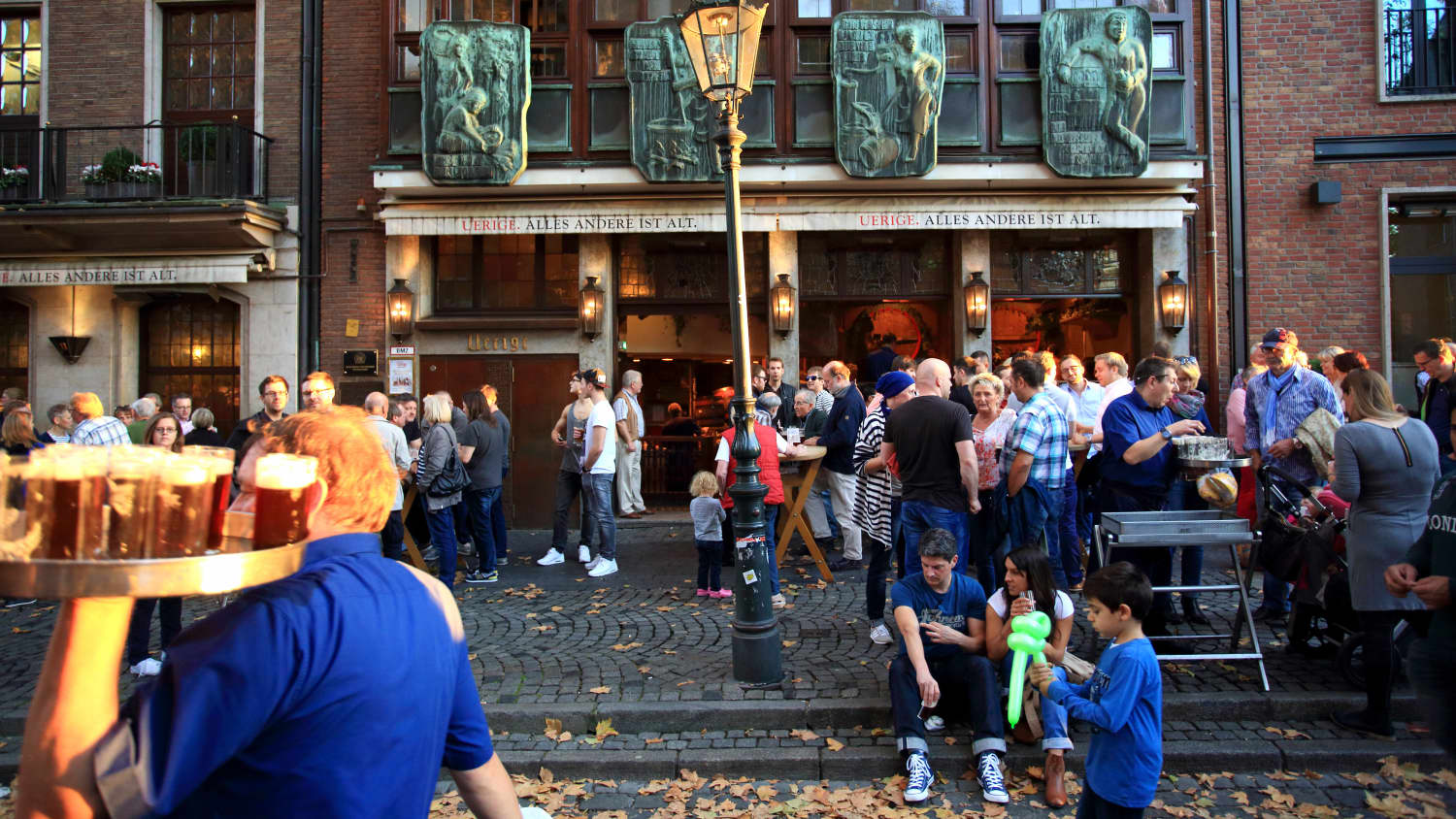 Viele Gäste tummeln sich vor der Brauerrei Uerige in Düsseldorf