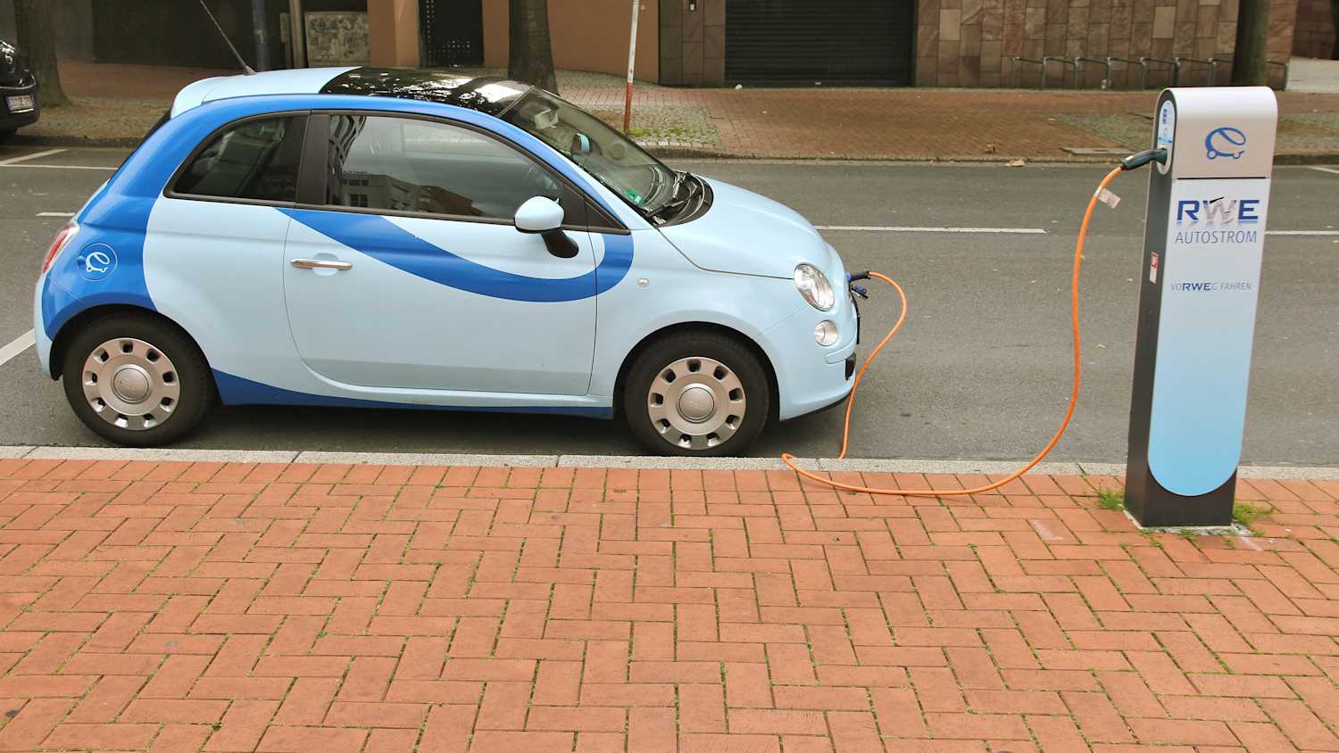 E-Auto lädt an Ladesäule