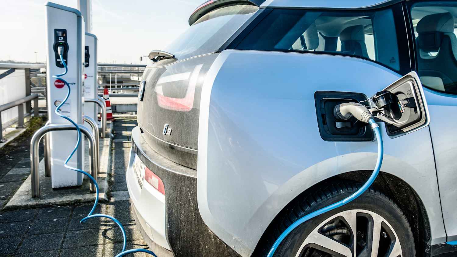 E-Auto lädt an Ladesäule