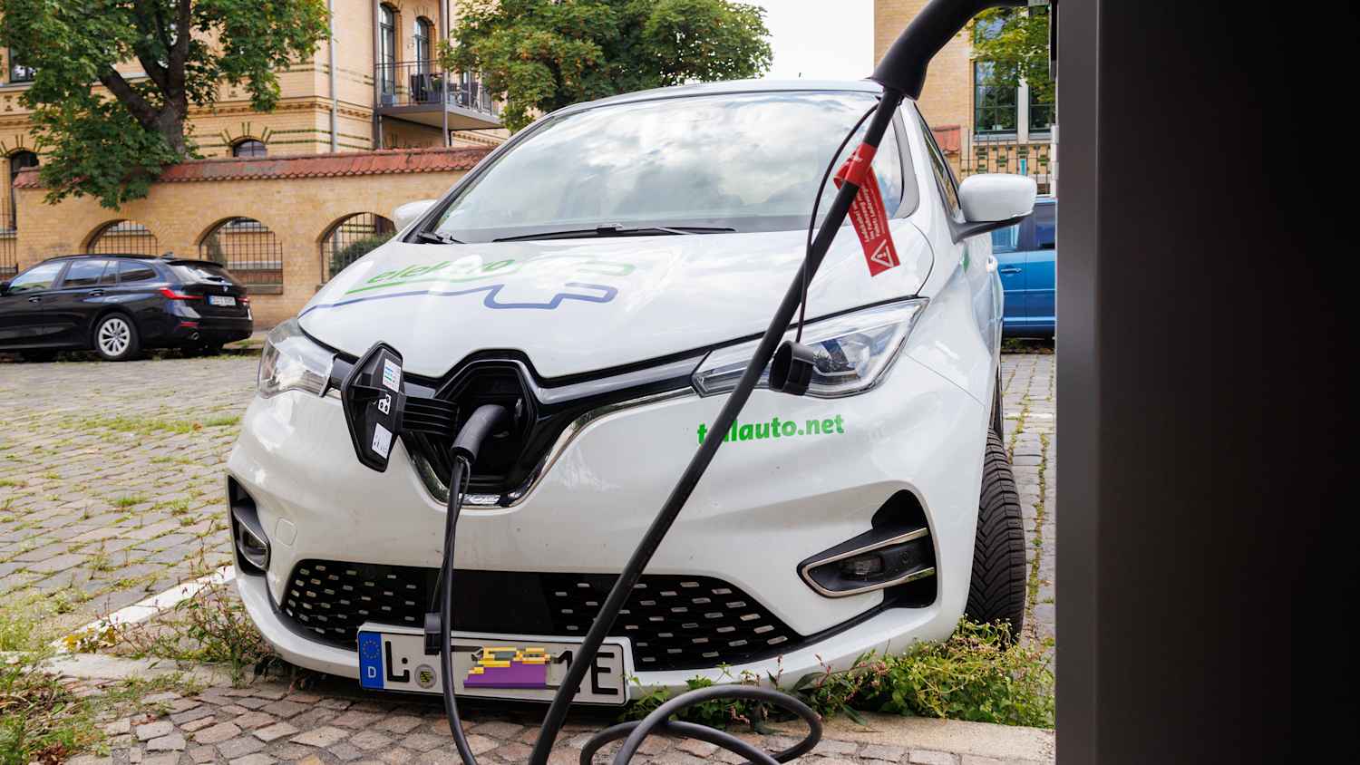 E-Auto lädt an Ladesäule