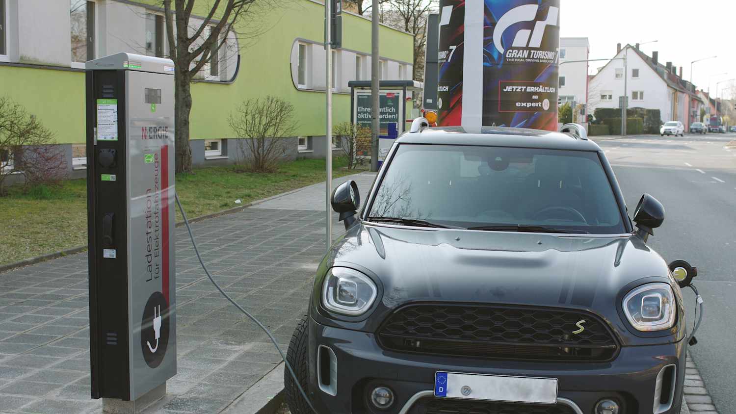 E-Auto lädt an Ladesäule
