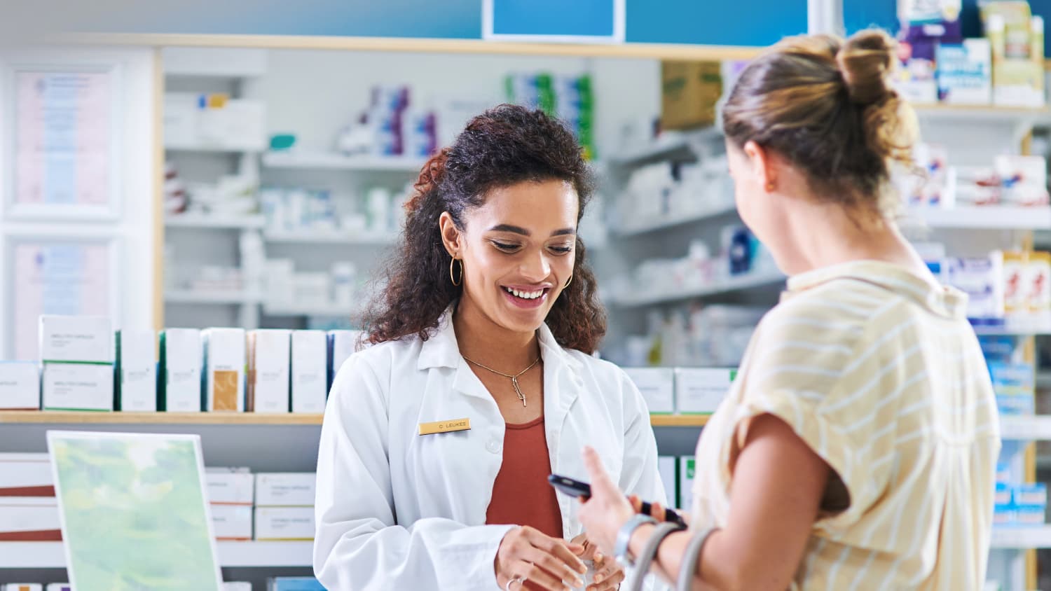 Eine Frau lässt sich von einer Apothekerin beraten
