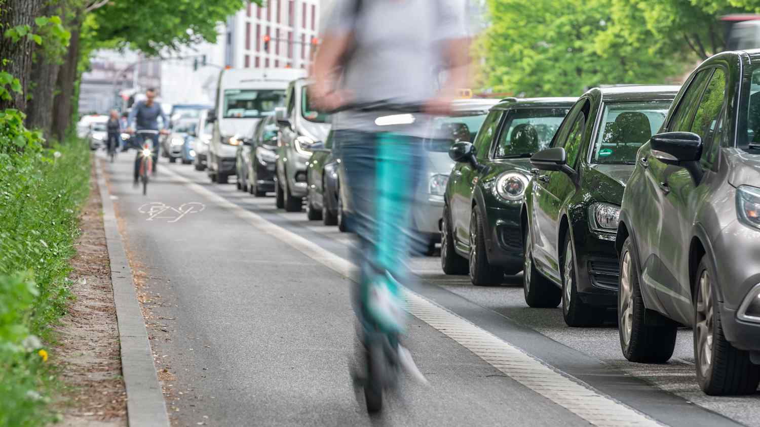 Ein E-Scooter fährt auf einem Radweg
