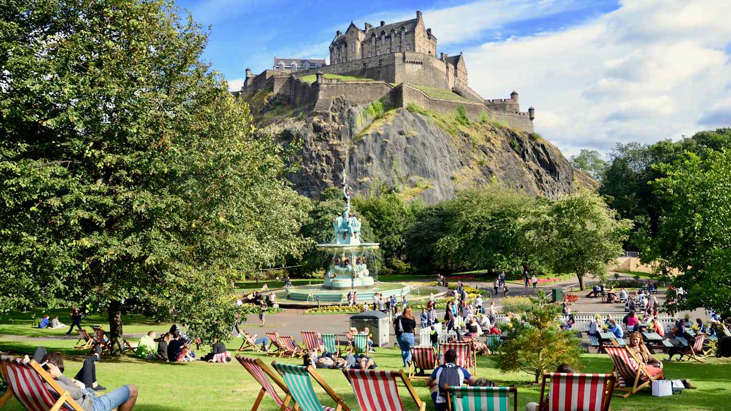 Menschen im Princes Street Gardens mit Blick auf das die Burg Edinburgh Castle