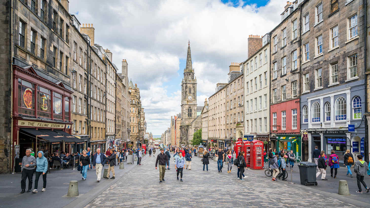 Touristen auf der Royal Mile in Edinburgh