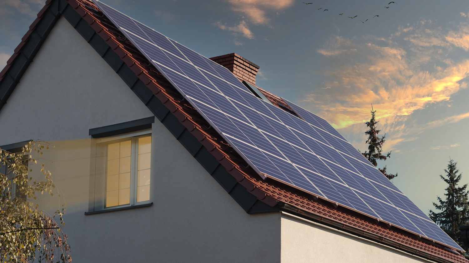 Ein Einfamilienhausdach voll mit Solarpanelen