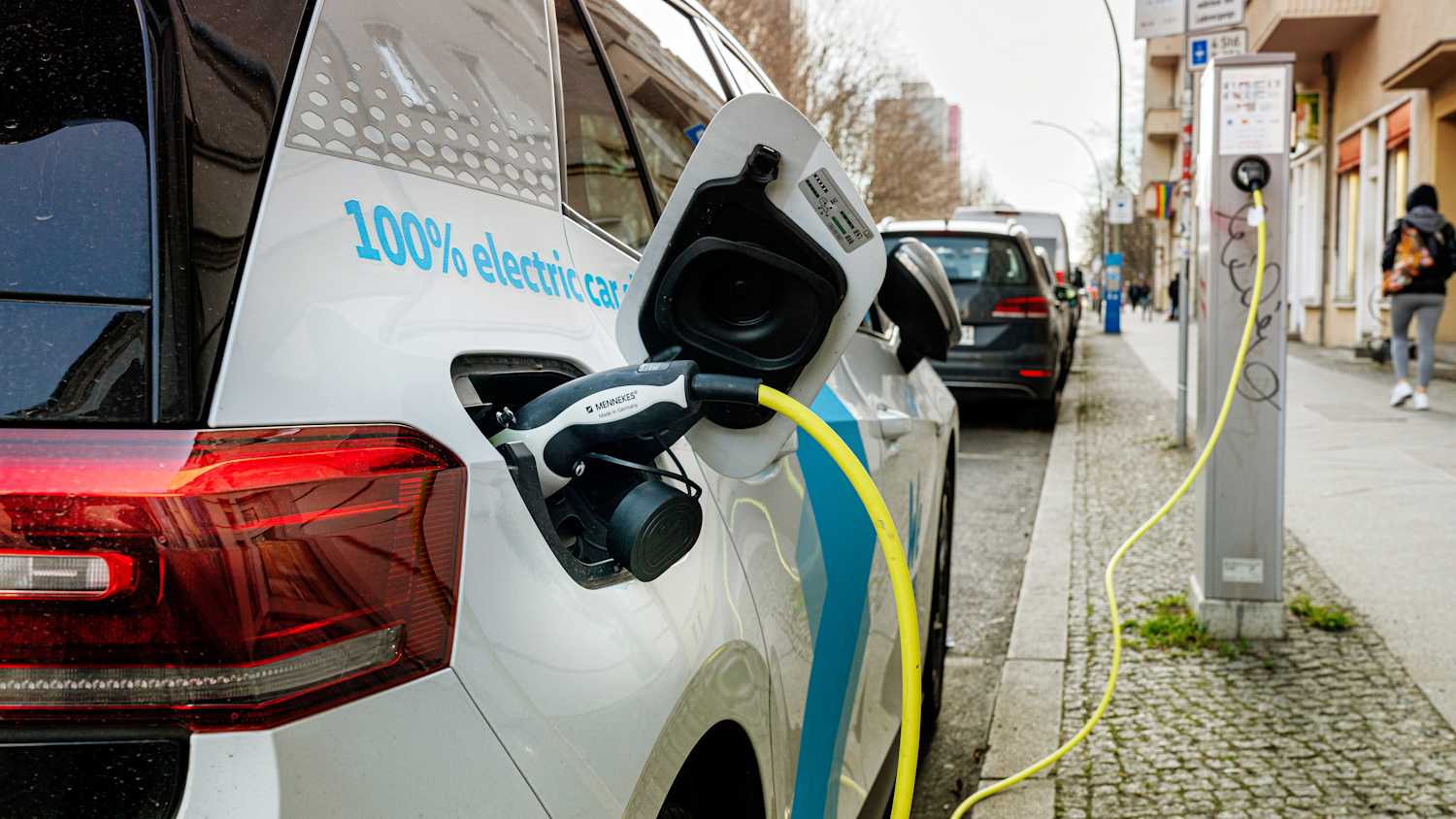 Ein Elektroauto ist an eine öffentliche Ladesäule angeschlossen