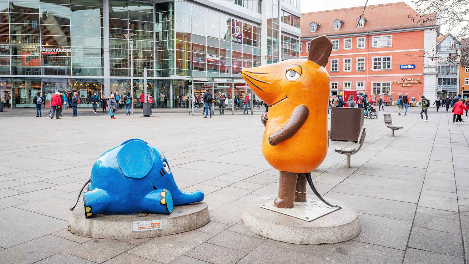 Aufnahme der Kika Figuren Maus und Elefant in der Stadt in Erfurt