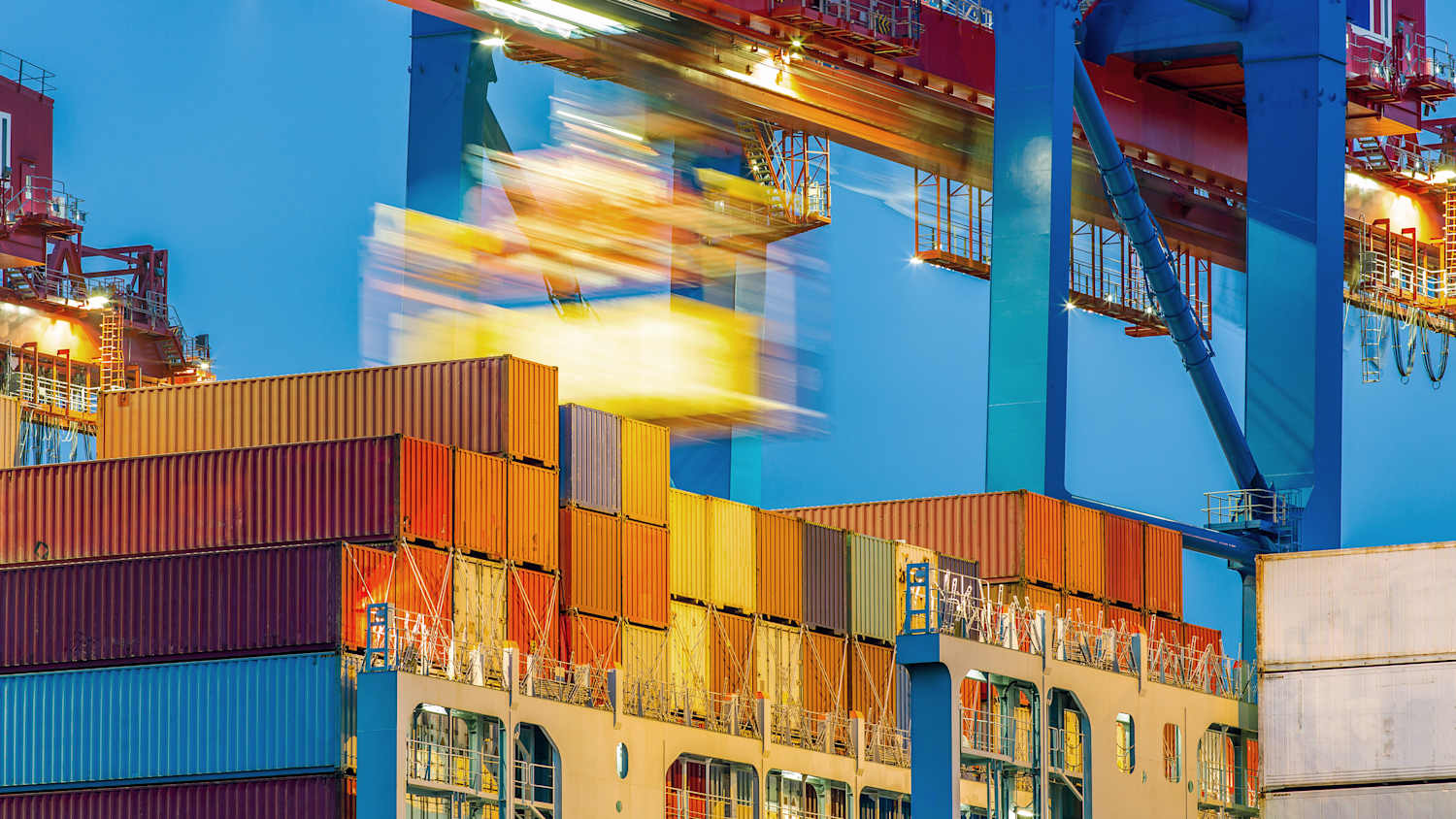 Am Hamburger Hafen werden Container auf ein Frachtschiff verladen