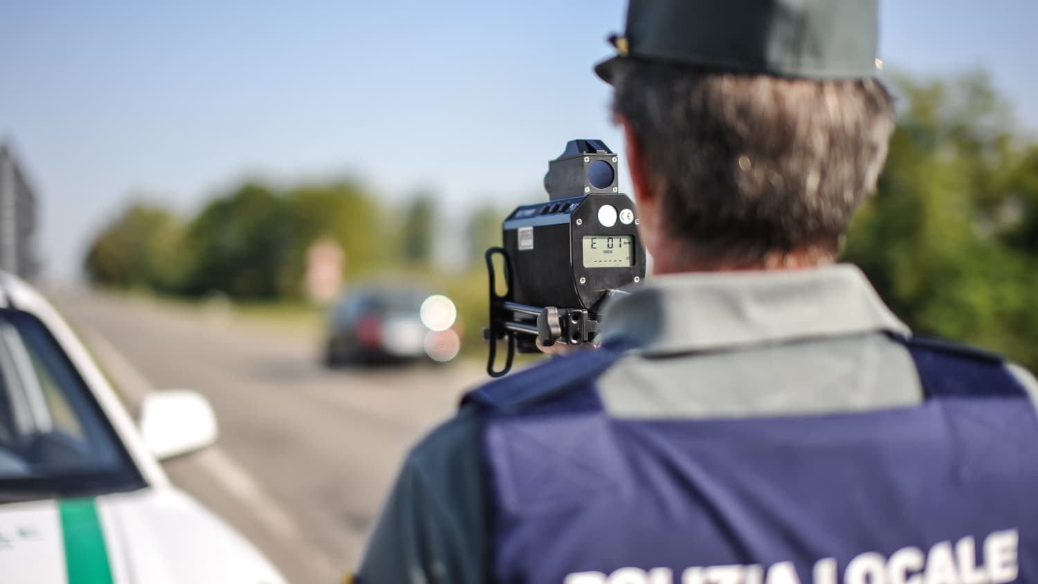 Italienischer Verkehrspolizist bei einer Geschwindigkeitskontrolle