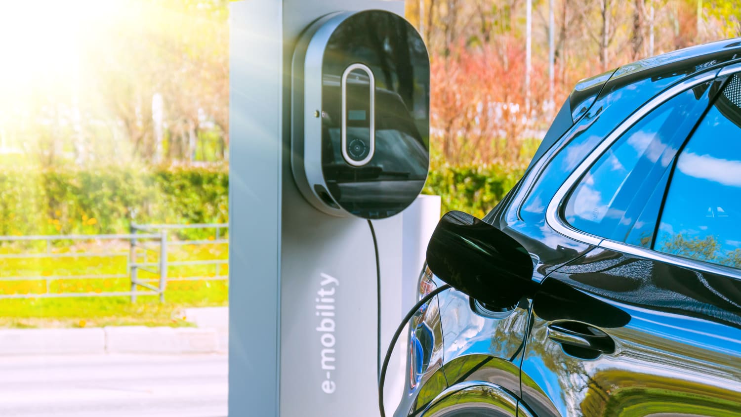 Ein Elektroauto wird geladen