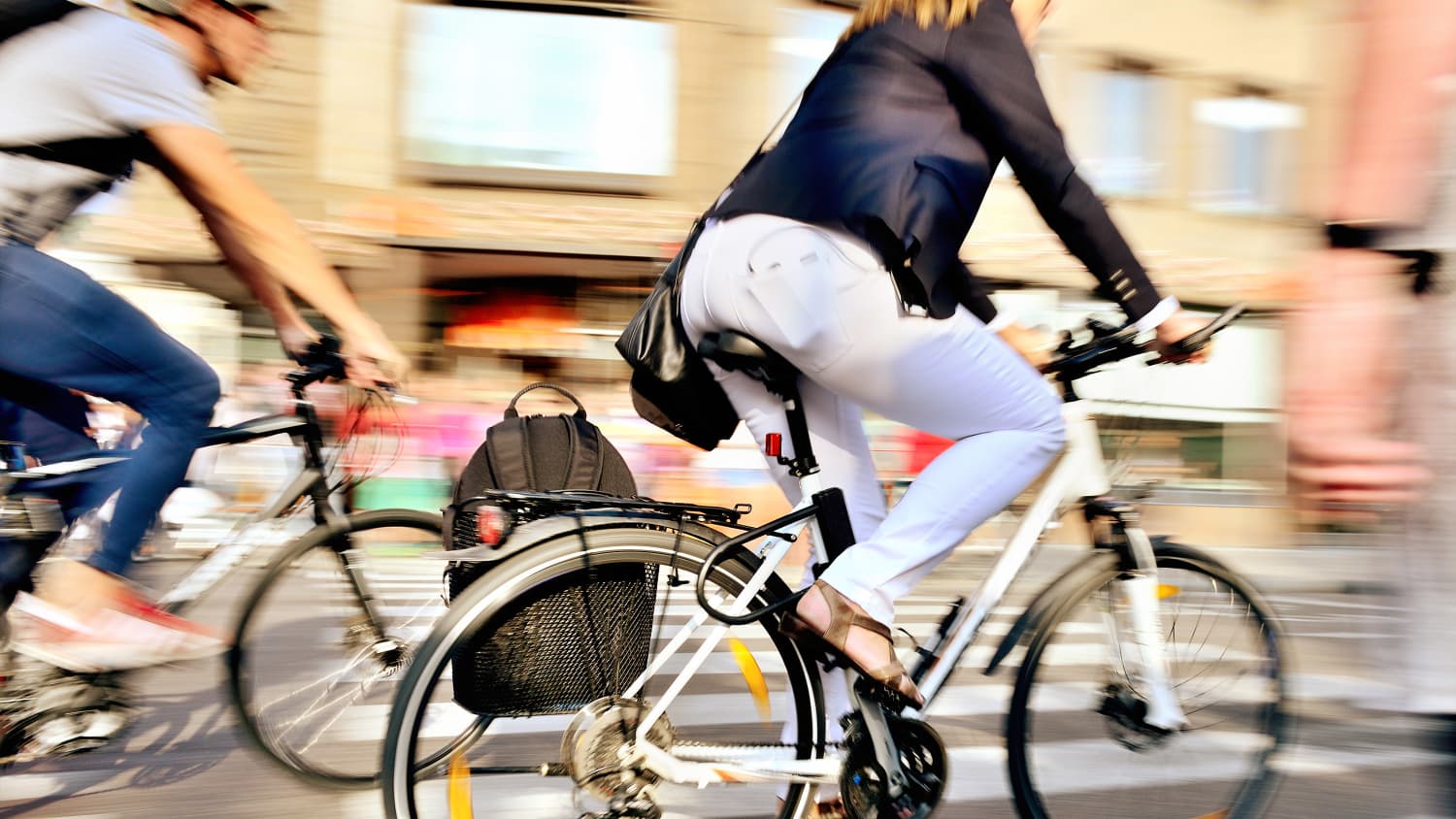 Bewegungsunschärfe Radfahrer auf ihrem Heimweg von der Arbeit
