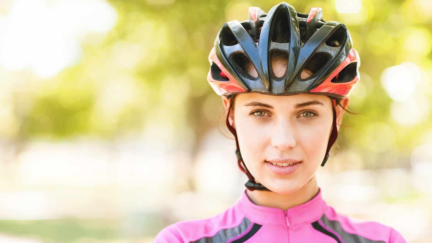 Frau mit Fahrradhelm