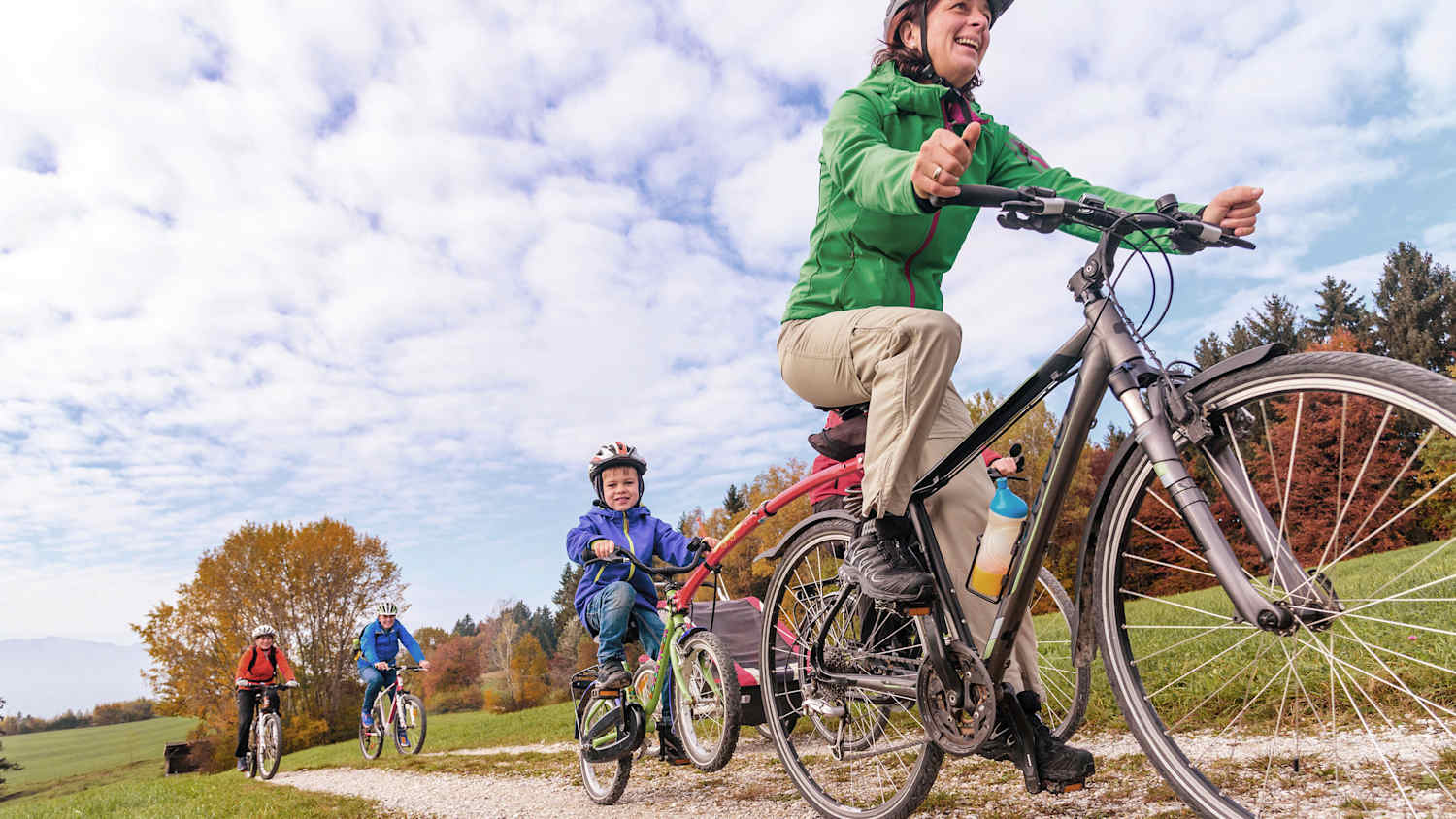 Eine Familie bei einer Radtour mit einem Tandemanhänger