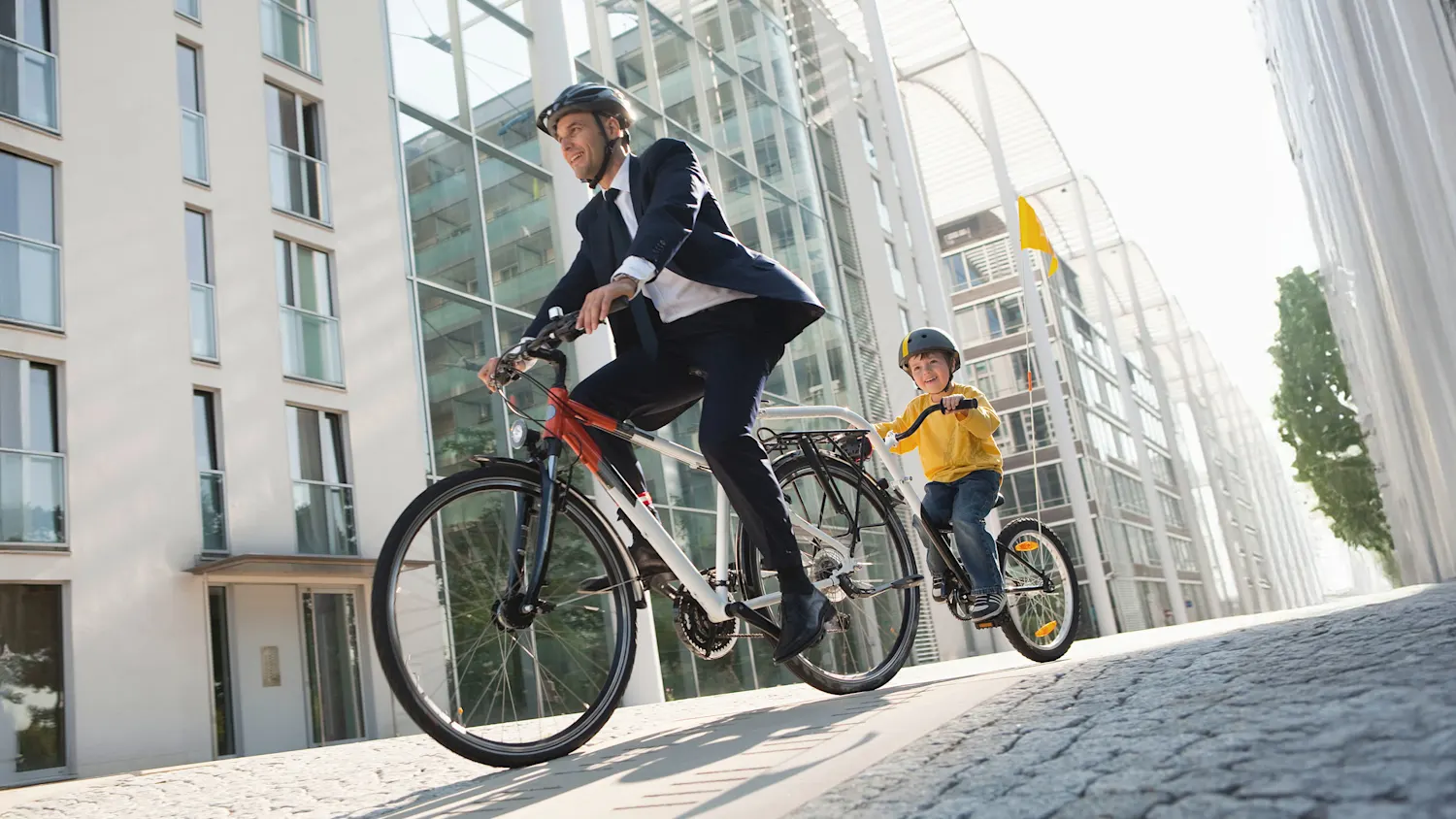Fahrradanhnger, Fahrradkindersitz & Co.: Was ist sicherer?