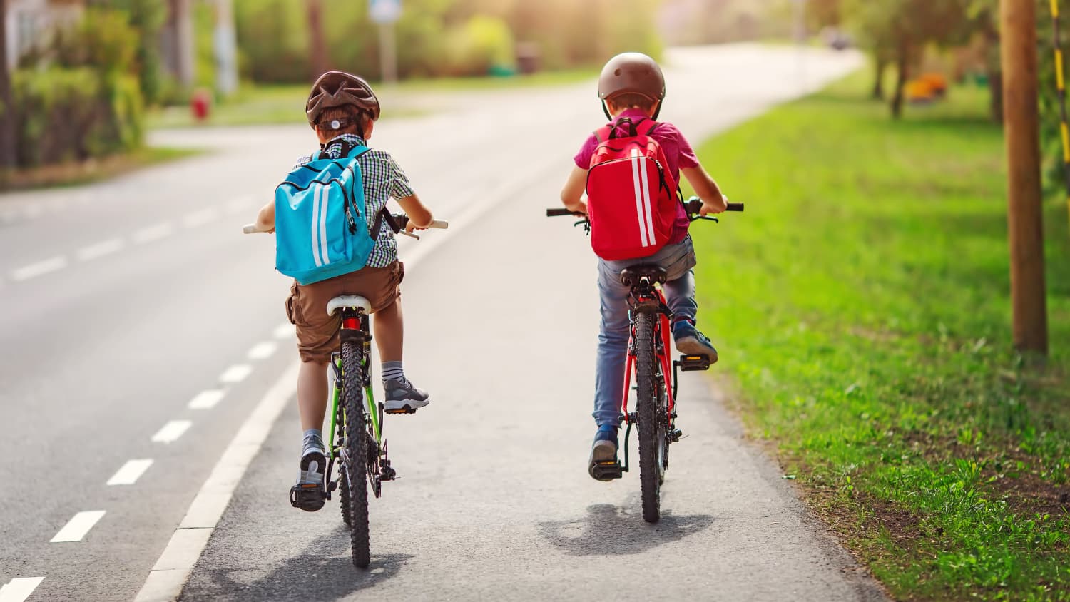 Zwei Jungen fahren auf dem Bordstein nebeneinander