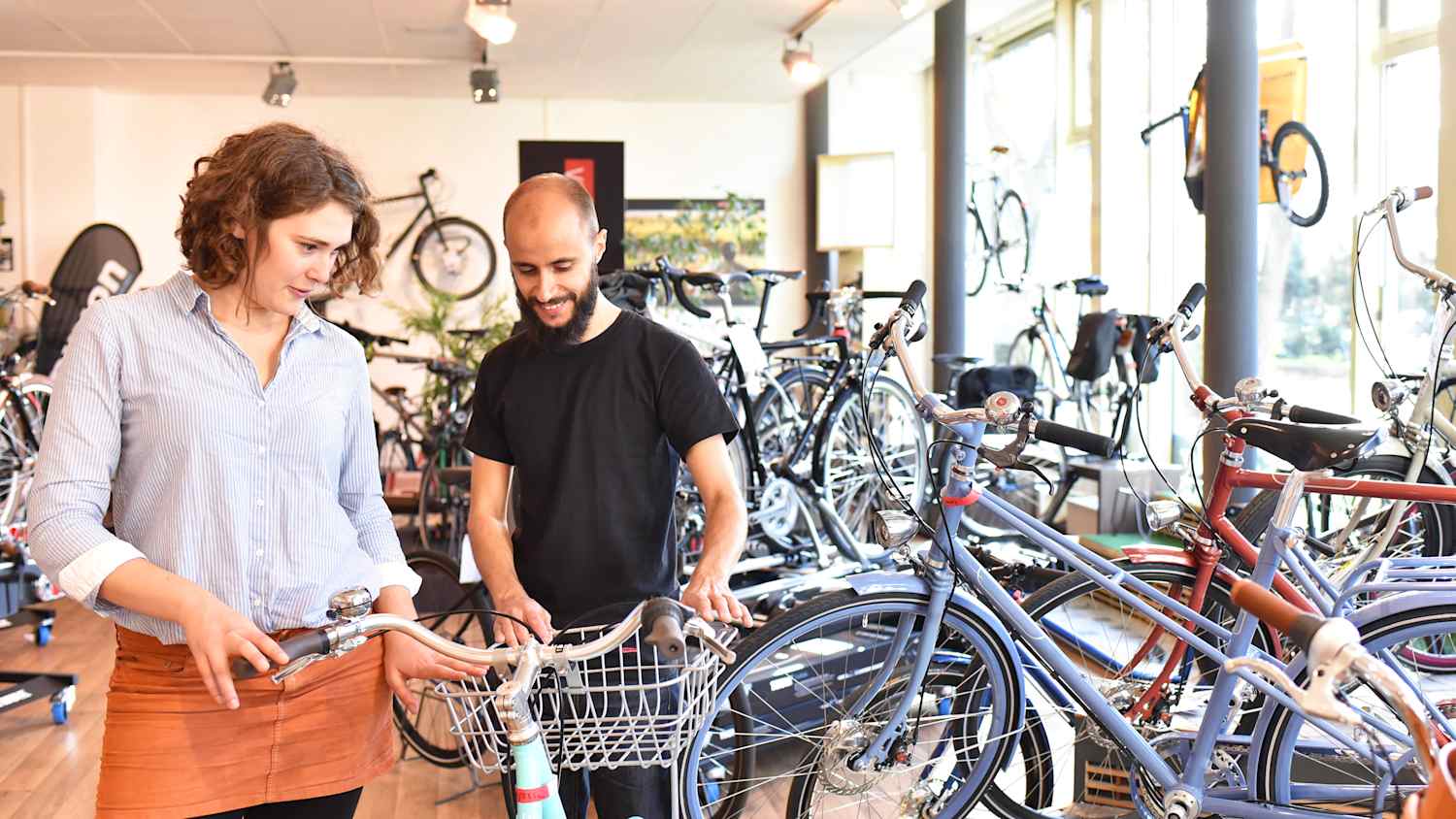 Eine Frau kauft ein Fahrrad in einem Fahrradladen