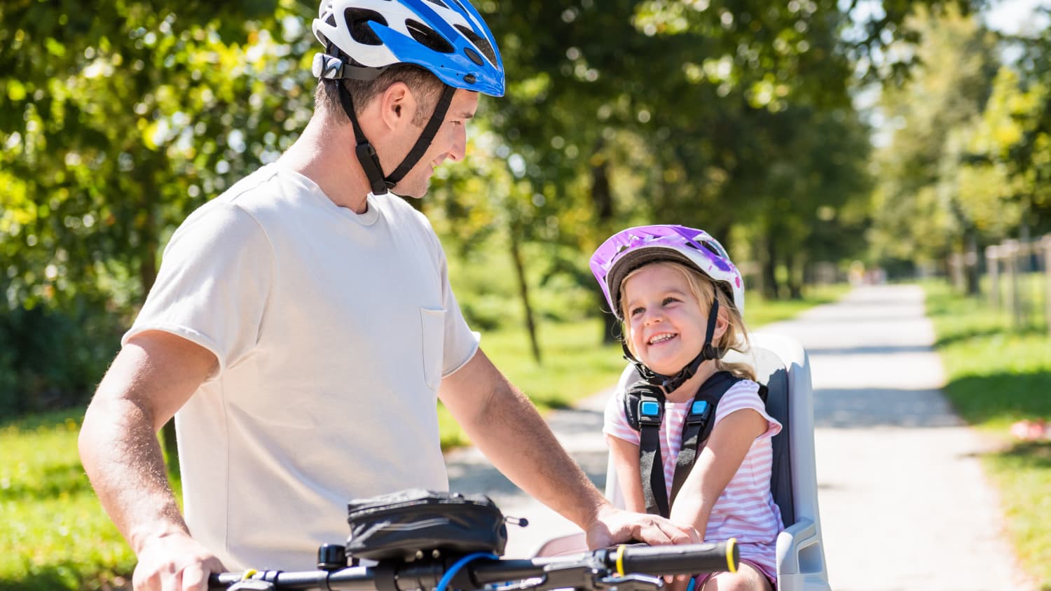 Fahrradanhänger oder Fahrradkindersitz: Was ist sicherer?