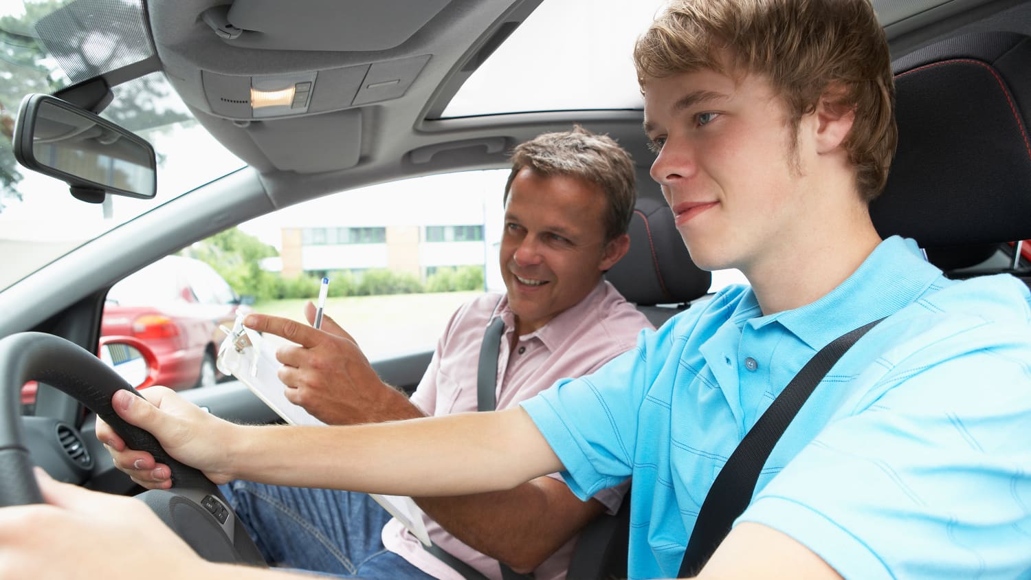 Ein junger Mann absolviert seine Führerscheinprüfung