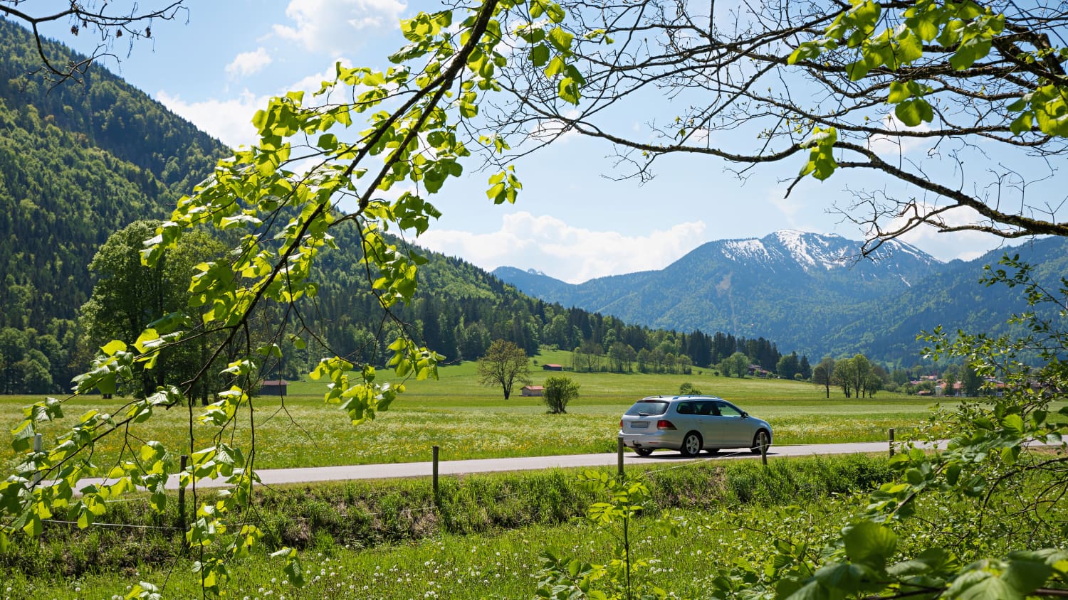 Auto im Frühling auf bayerischer Landstraße