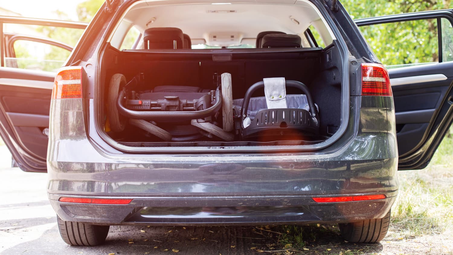 Im Kofferraum eines Kombis liegt ein Kinderwagen eingeladen