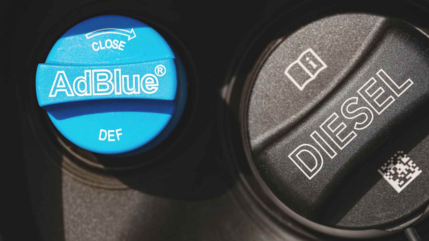 Tankdeckel mit Diesel und AdBlue