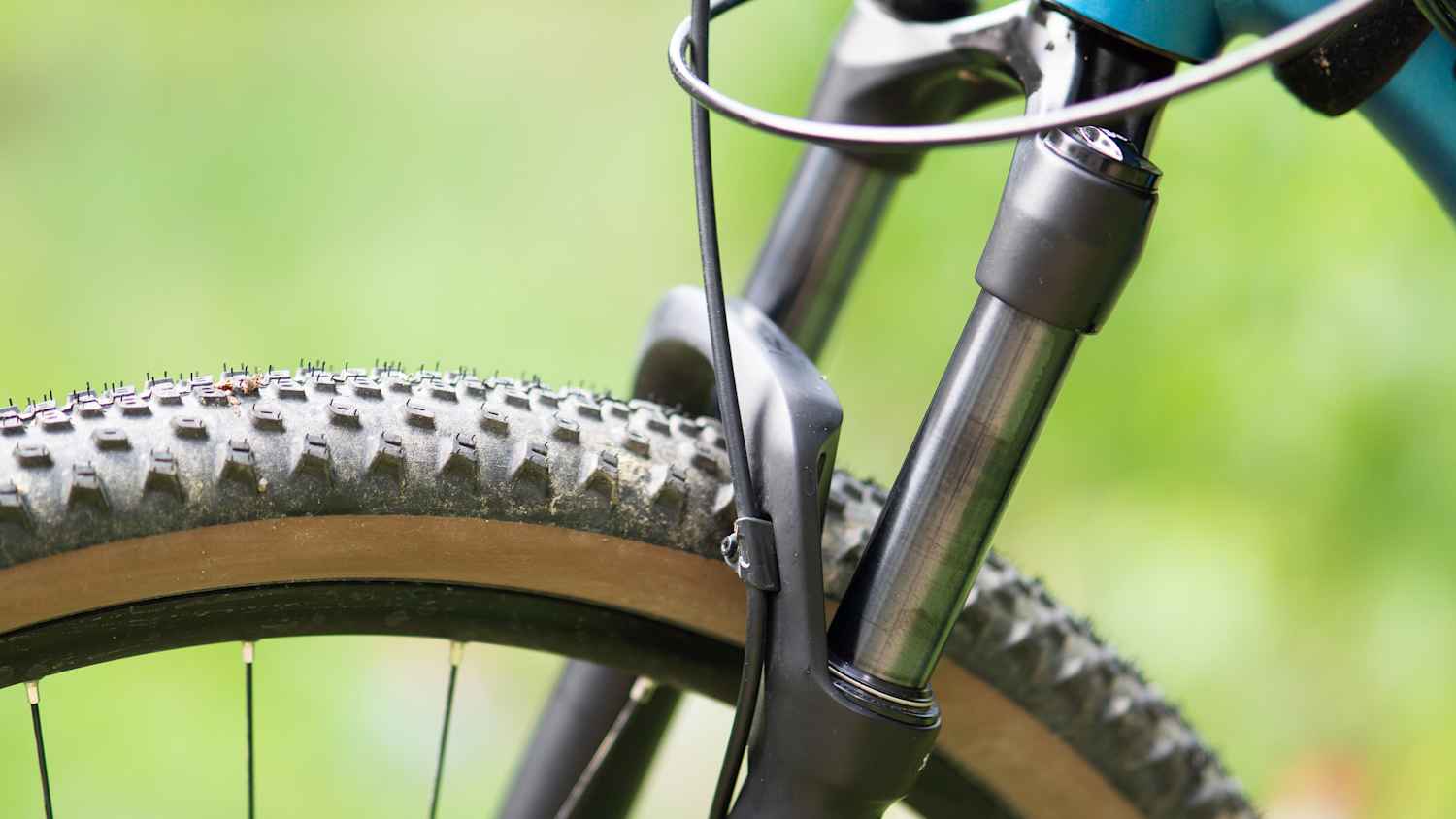 Nahaufnahme einer Federgabel an einem Mountainbike