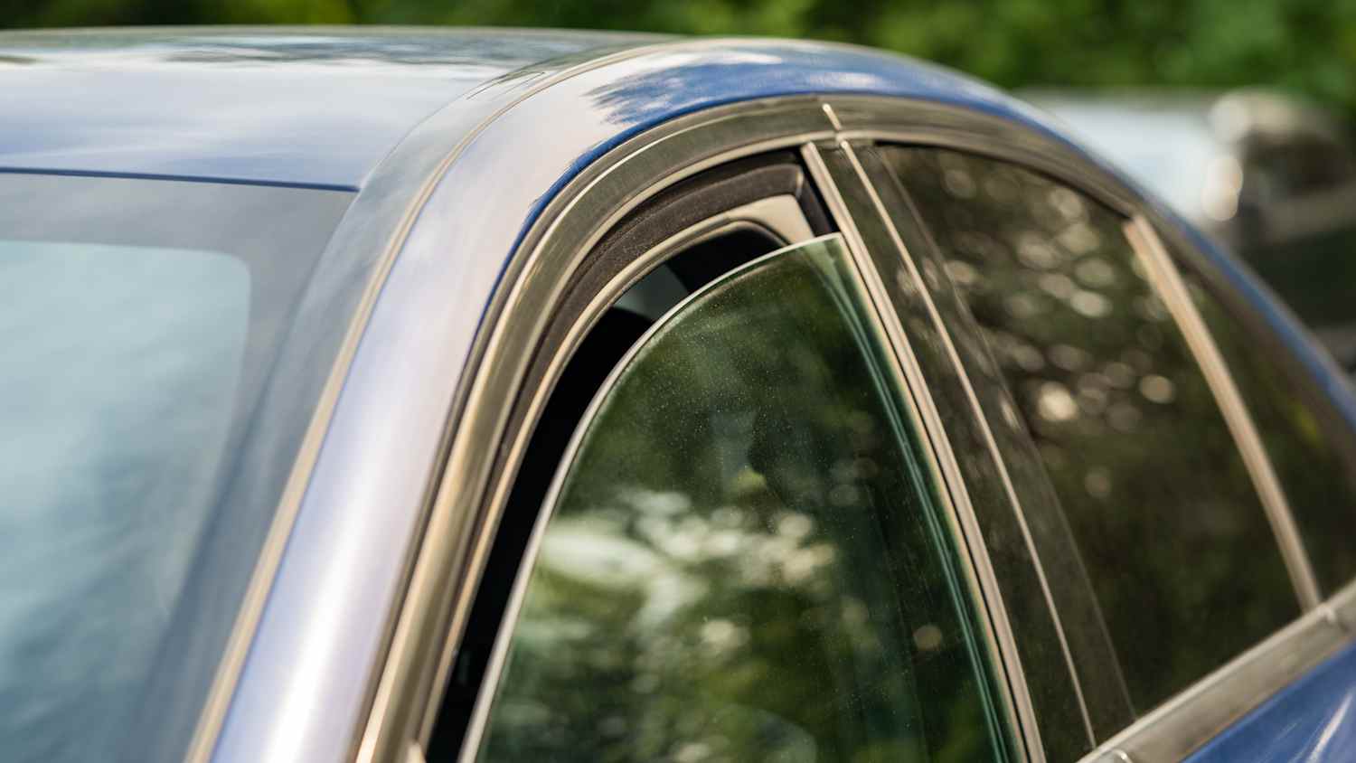 Ein offenes Autofenster bei einem abgestellten Auto