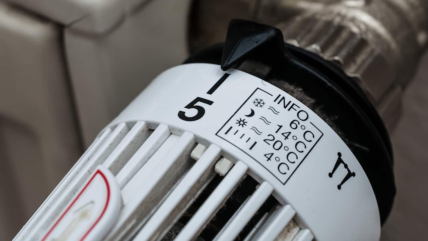 Ein Heizungsthermostat steht auf Stufe 5
