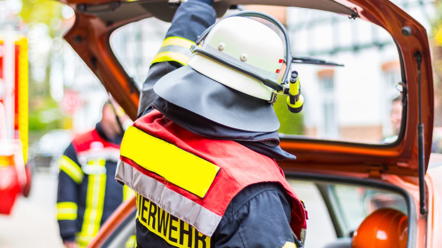 Feuerwehrmann öffnet Kofferraum eines Autos