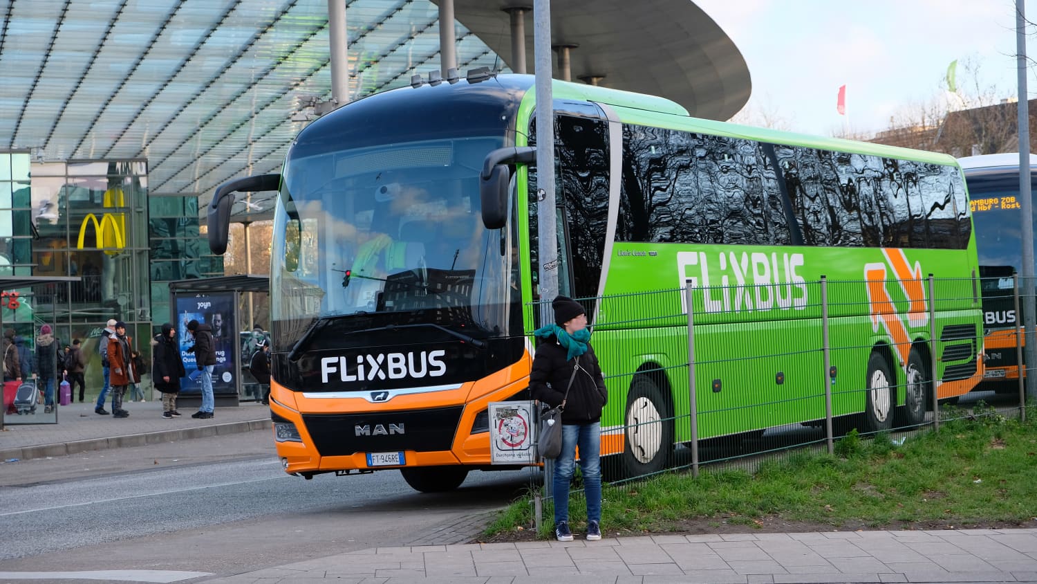 Ein Flixbus steht an einem Haltepunkt