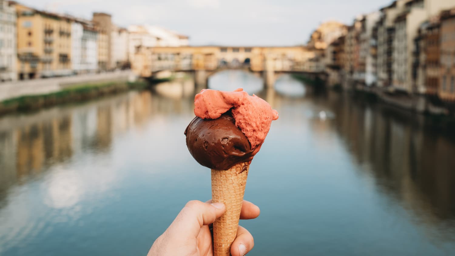 Eistüte vor der Ponte Vecchio in Florenz