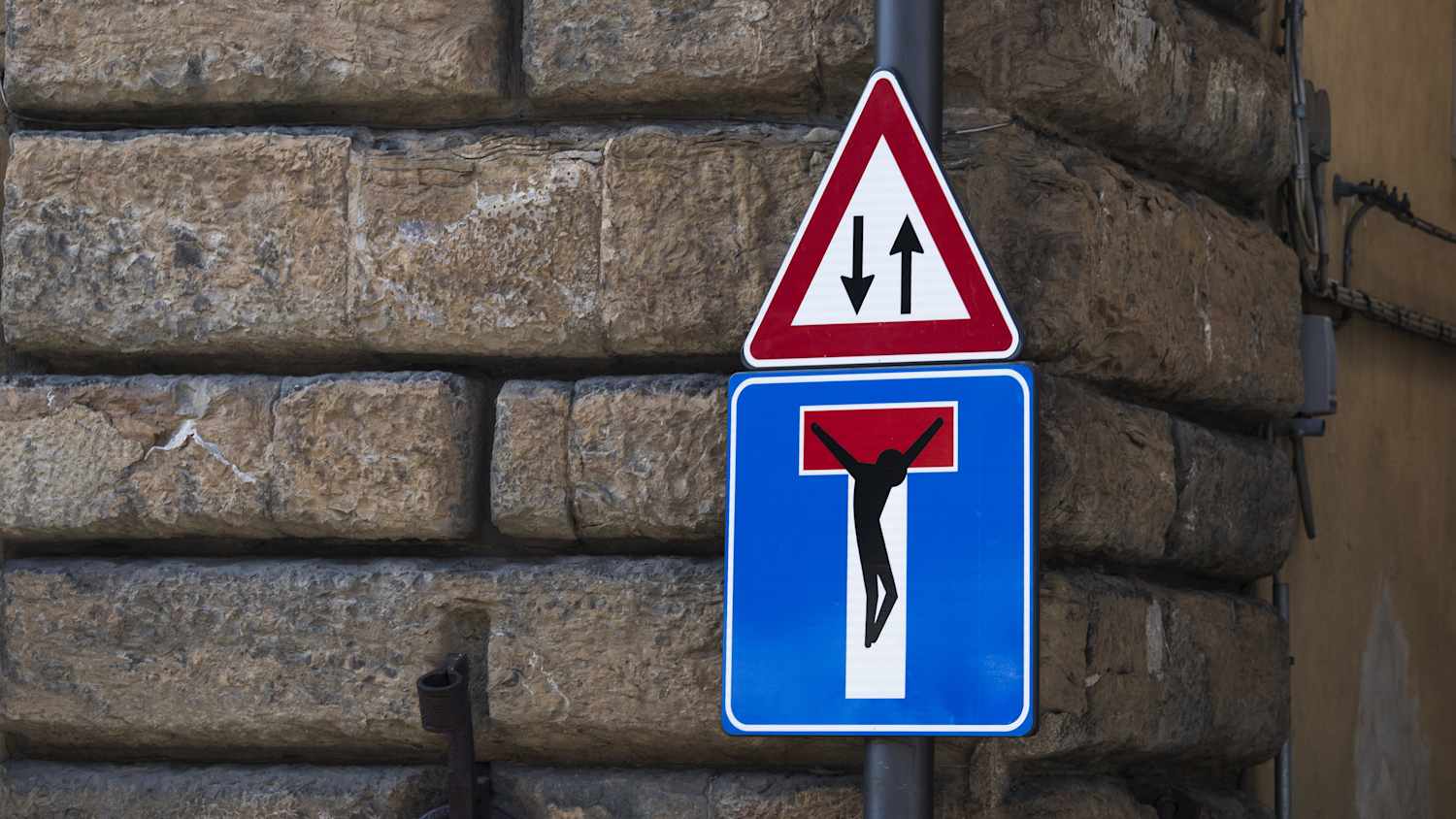 Street Art auf einem Straßenschild in Florenz