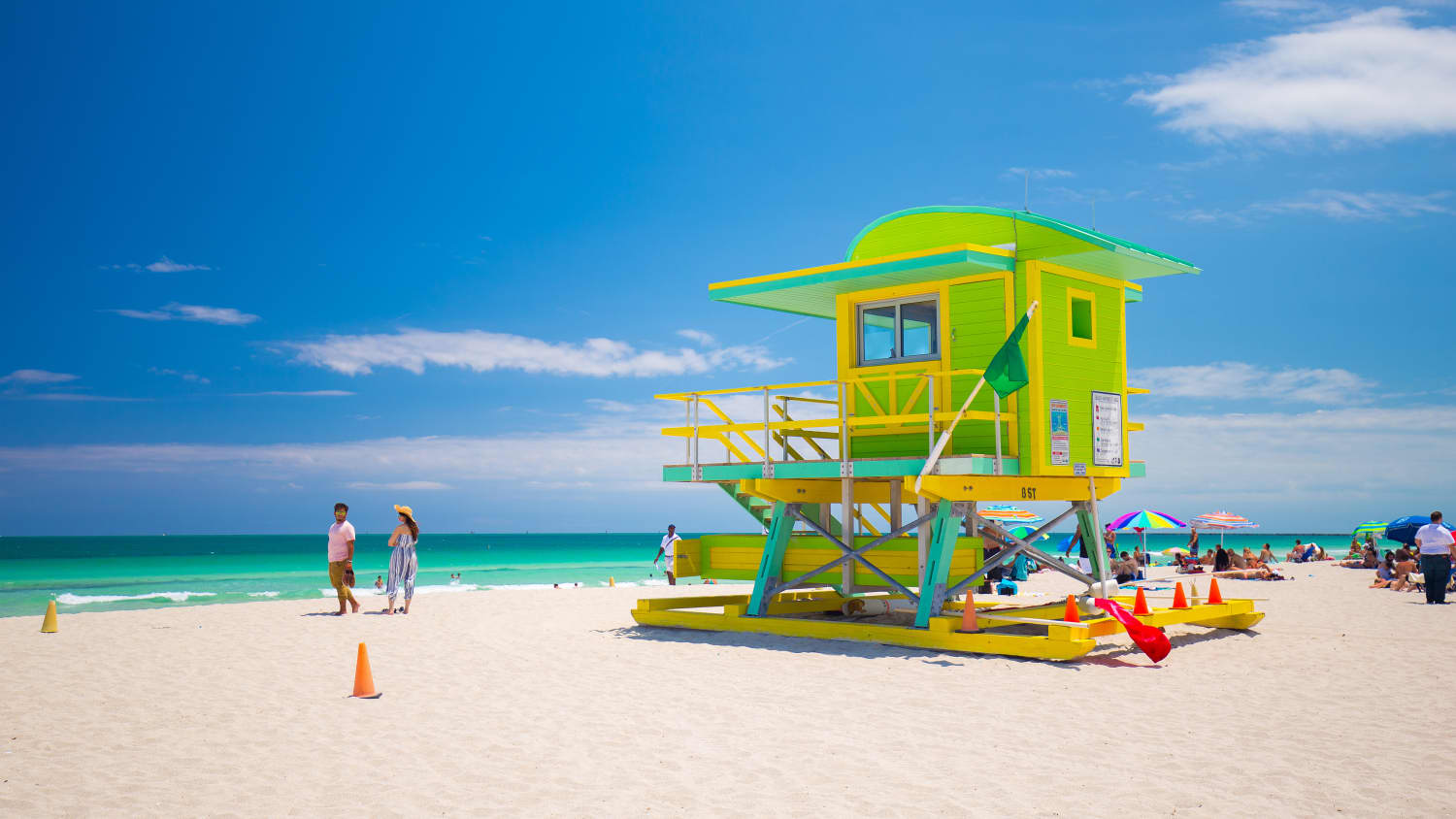 Buntes Häuschen mit Rettungsschwimmer am Strand von Miami Beach