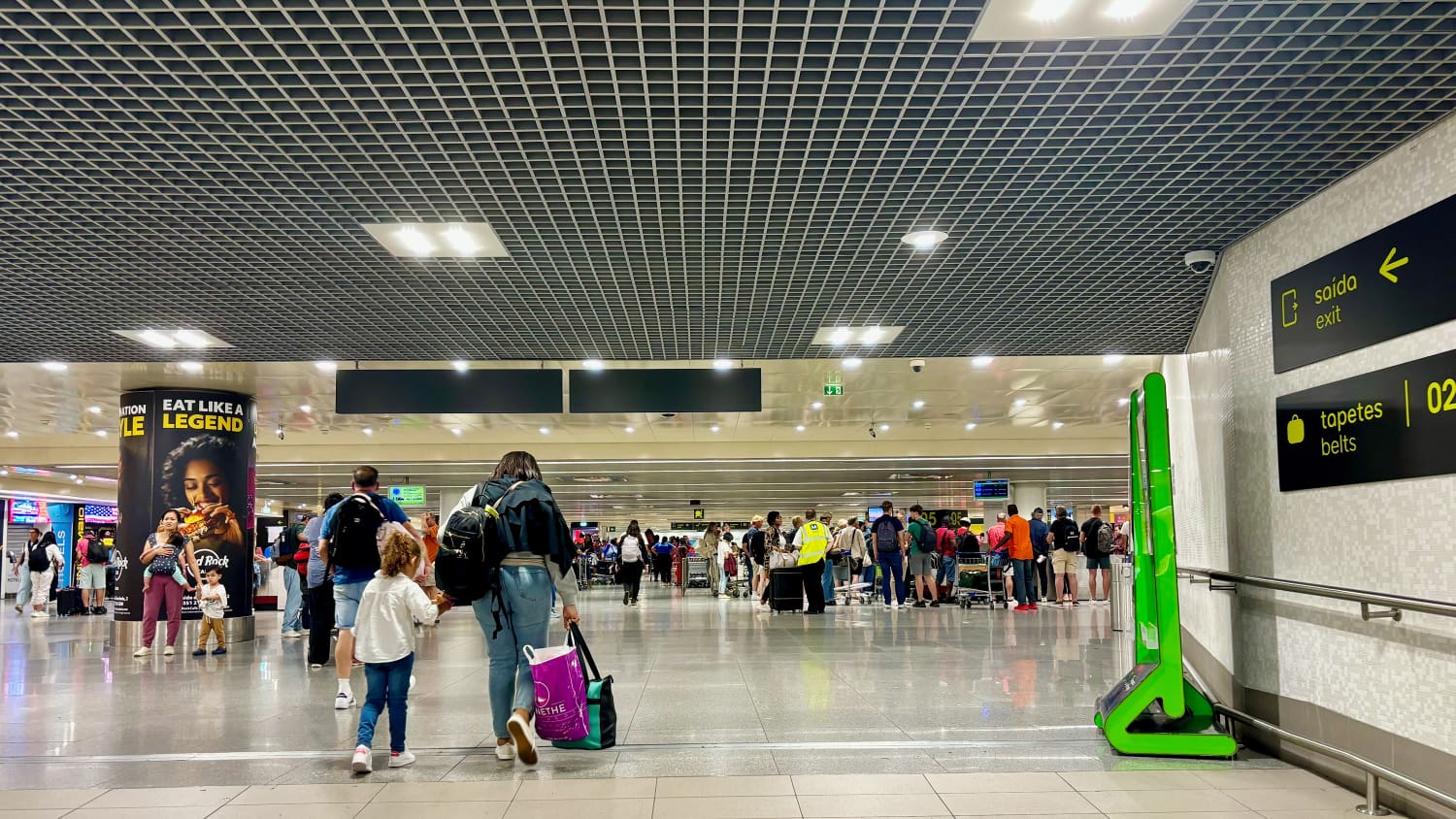 Menschen die im Flughafen von Lissabon laufen