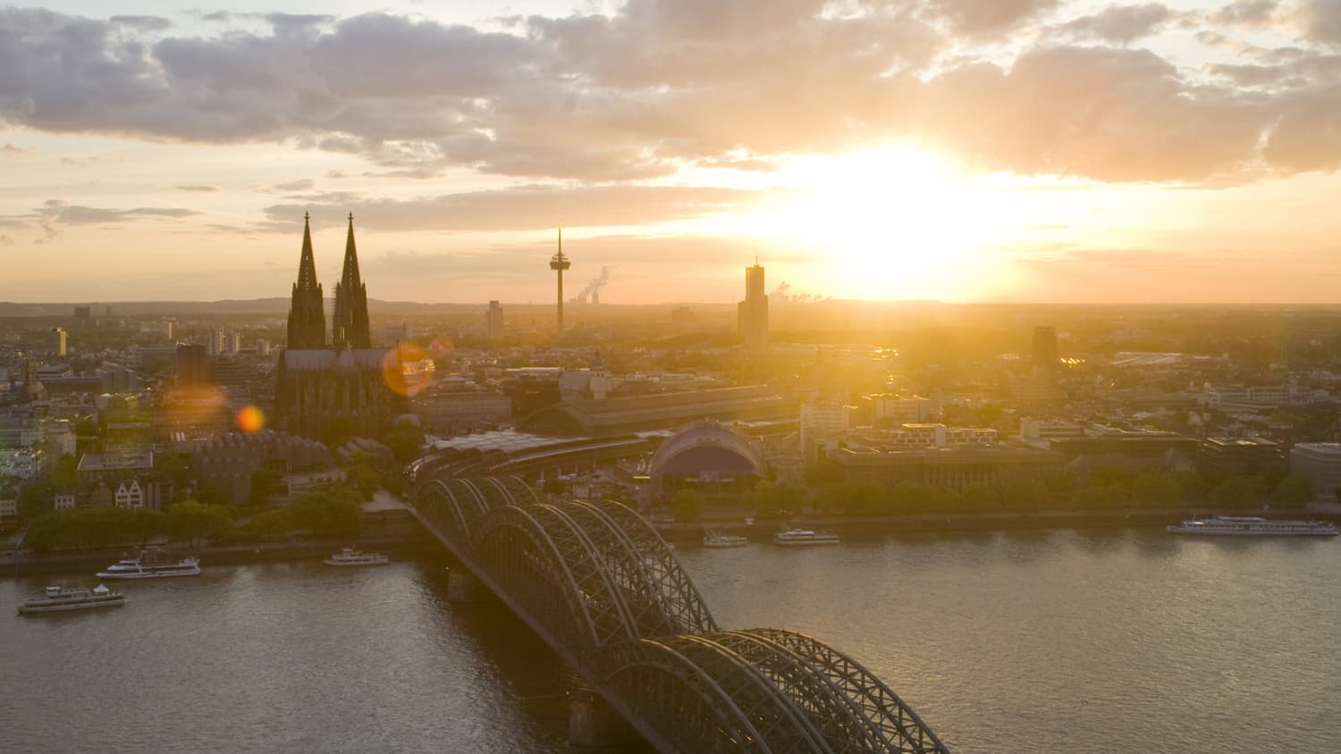 Überblick über Köln mit Köner Dom und Hohenzollern BRücke